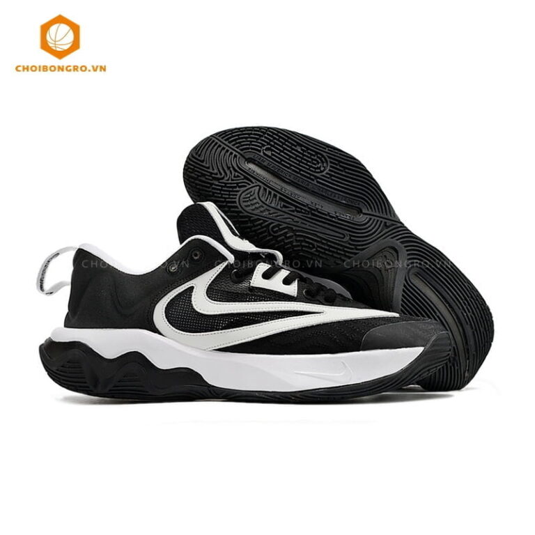 	Nike Giannis Immortality 3
  - Đen trắng