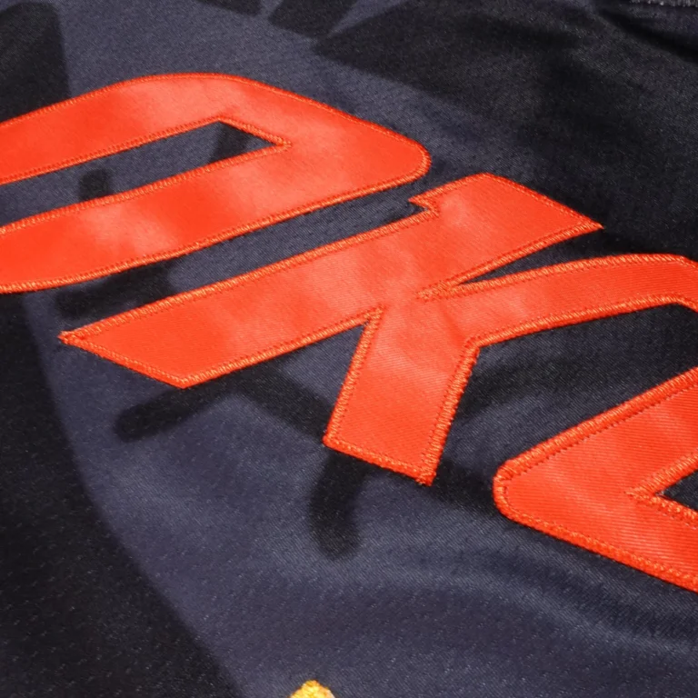 Chi tiết logo OKC trên áo bóng rổ Holmgren