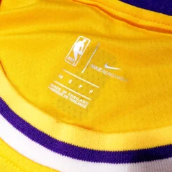 Chi tiết công nghệ Nike Aeroswift trên áo bóng rổ Lakers Icon Edition 2022/23, giúp thoáng khí và thoải mái.