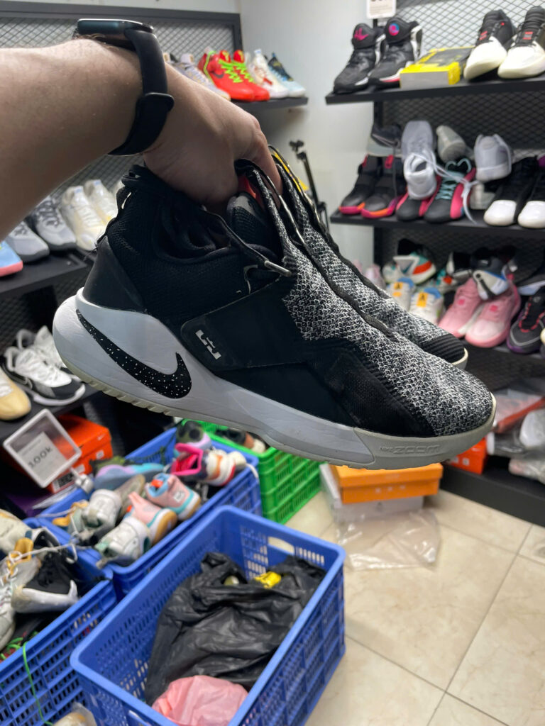 Giày cũ chính hãng Nike Ambassador 11 Black Oreo AO2920-003